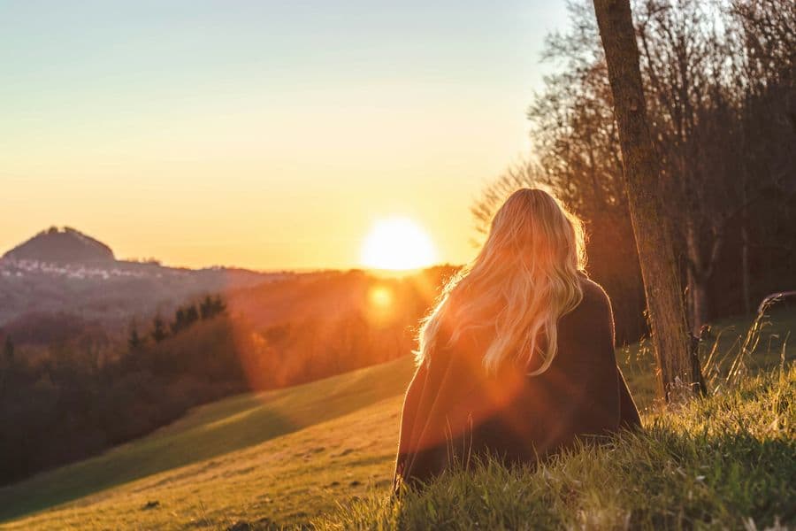 Frau im warmen Gegenlicht der Abendsonne