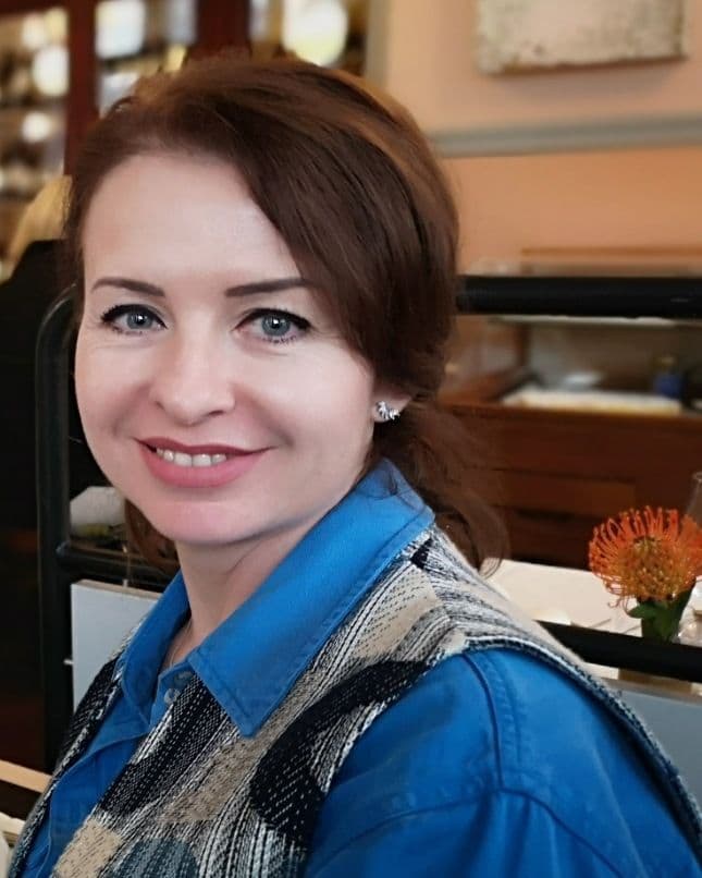Porträt von Angela Küenzi, lächelnd